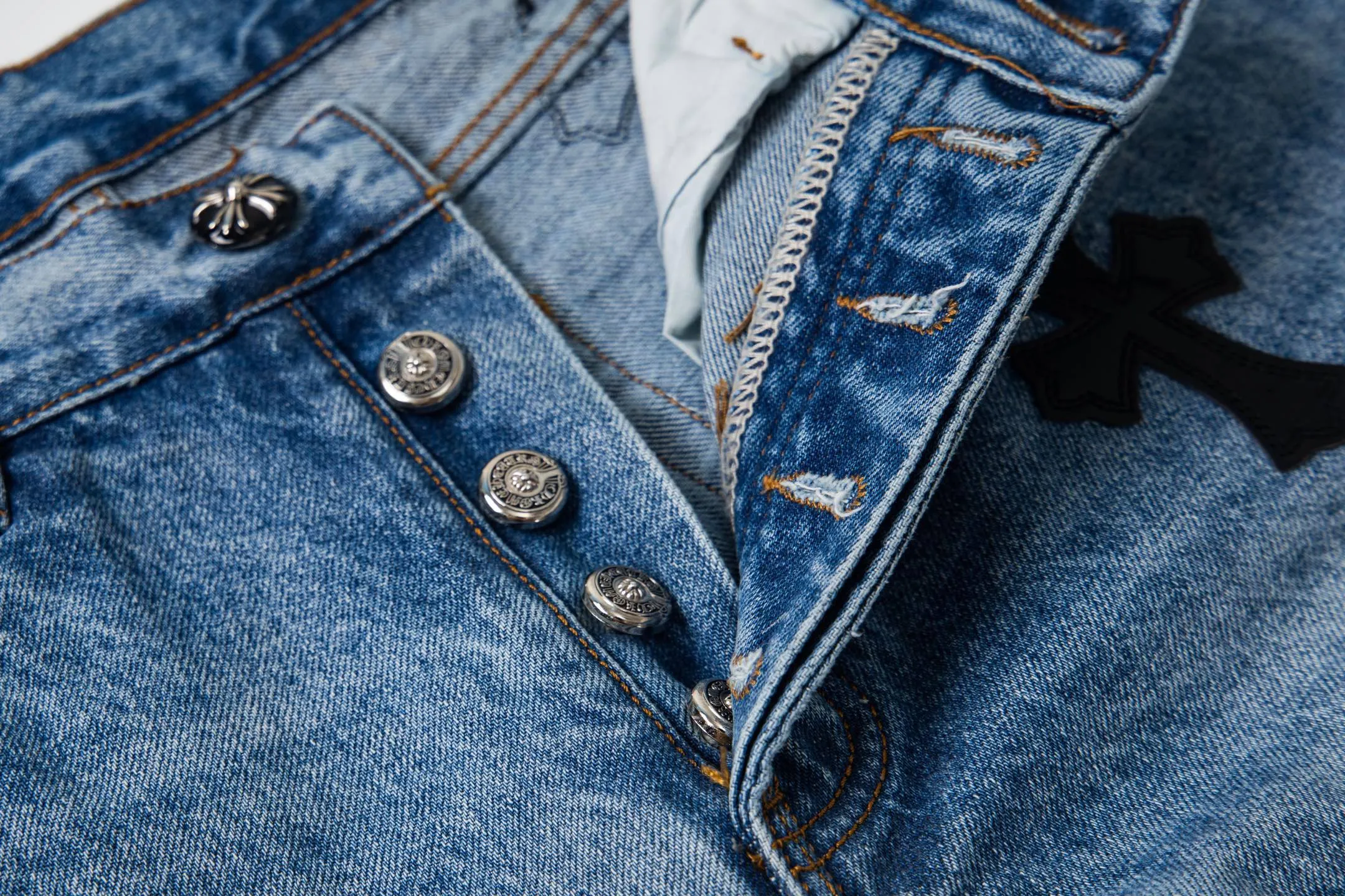 P310 Heavy Industry Version Chrome Hearts Sex Octopus🐙Multiple logo elements spliced ​​washed jeans, truly restores the ultimate vintage texture, three-dimensional version, loose and comfortable, not picky about the figure, taller and slimmer, factory precision, original quality control, same style for men and women, can be matched with couples, versatile recommendation, must-have jeans for all seasons, fashionable people have been disappointed. From the quality selection of fabrics, the tailoring of details, and the matching of patterns, they are all impeccable! The upper body is so handsome when worn...it can be easily worn by men, women and children! The craftsmanship is made of heavy-duty washed pure cotton denim fabric. After washing, it is soft and thick. It is very stylish when worn on the body. Style number: 1759# Color: blue Size: 28 30 32 34 36